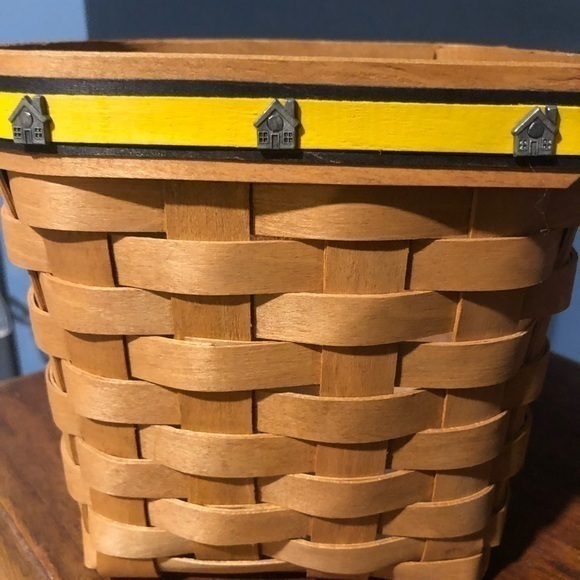 Longaberger basket in perfect condition thank you tag on the edge from 2006 - Picture 3 of 6